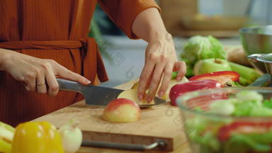 女人手切割红色的苹果厨房桌子上女孩品尝切片苹果首页